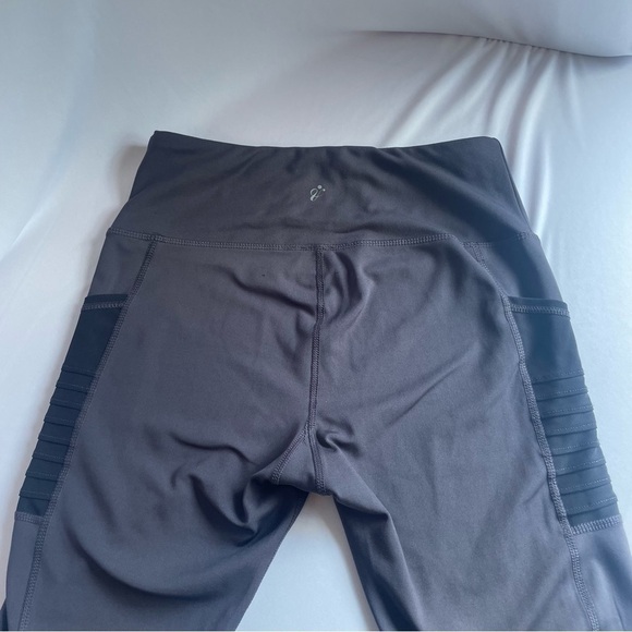 NWOT Athletic Works Women's Gray Stretch Workout Yoga 2/3 Leggings Size Medium - Picture 8 of 10